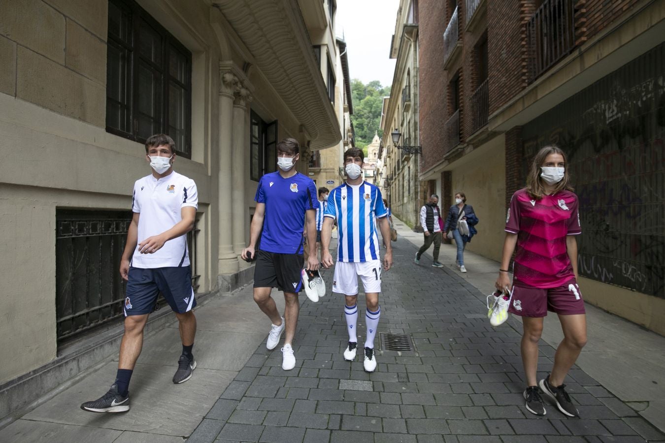 La primera equipación vuelve a contar con sus clásicas franjas blanquiazules, mientras que la segunda es más rompedora de color berenjena.