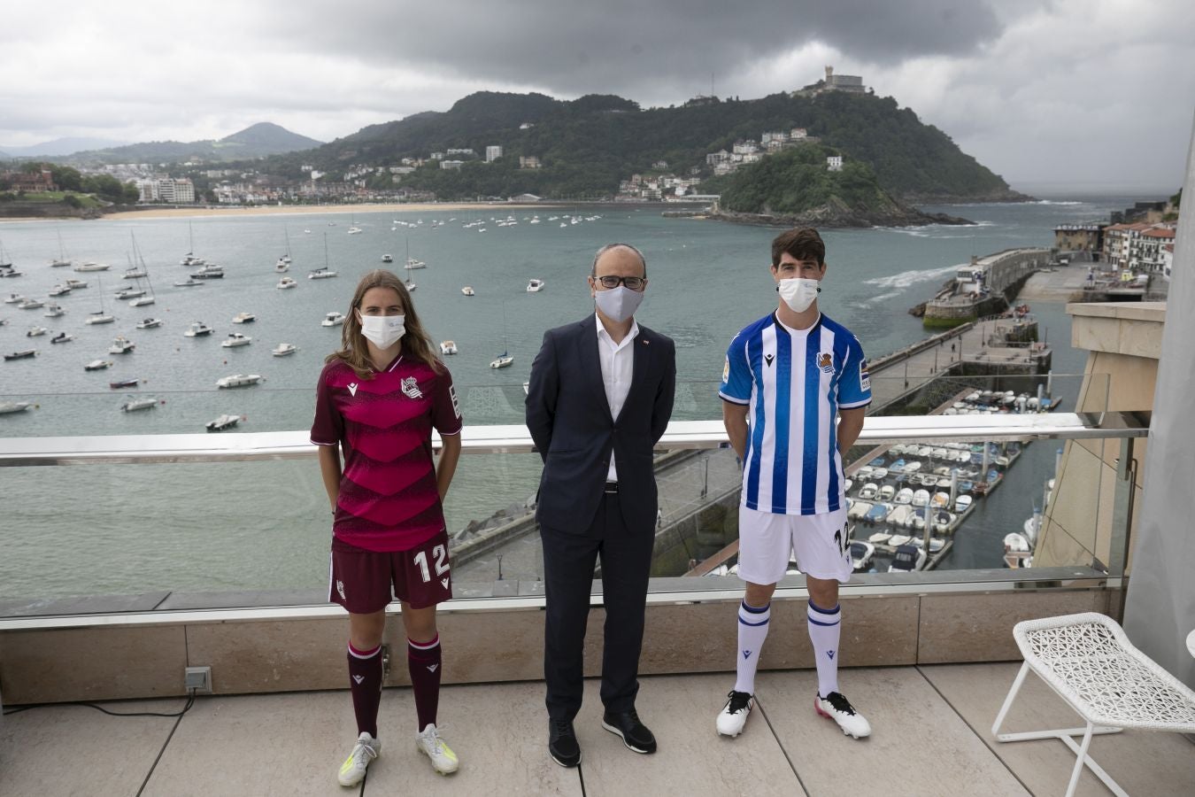 La primera equipación vuelve a contar con sus clásicas franjas blanquiazules, mientras que la segunda es más rompedora de color berenjena.