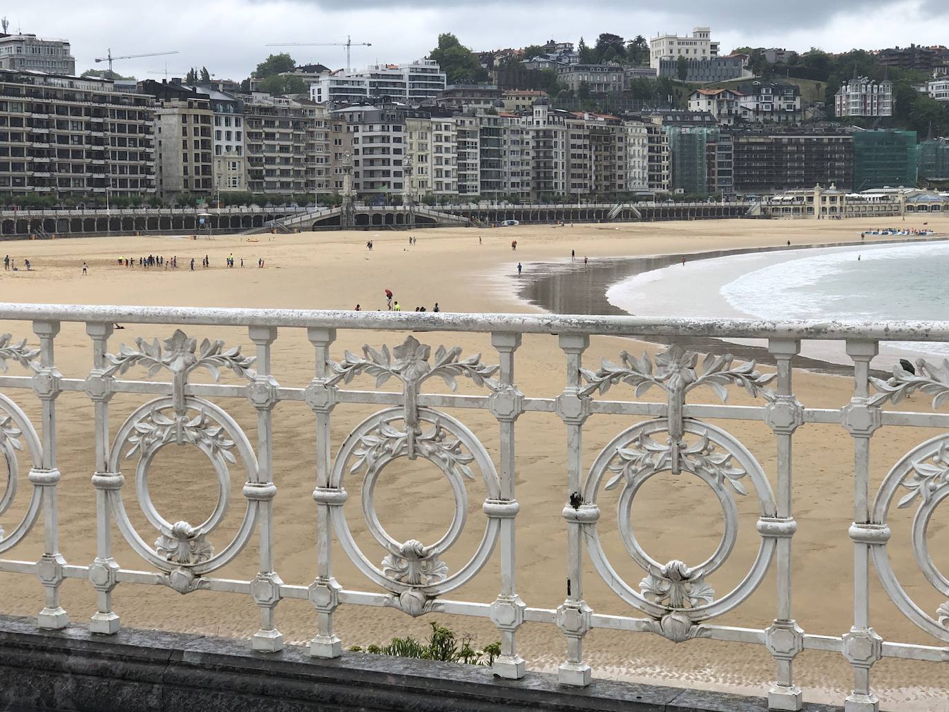 Los paraguas y los pantalones cortos son los protagonistas de esta jornada lluviosa con temperatura primaveral