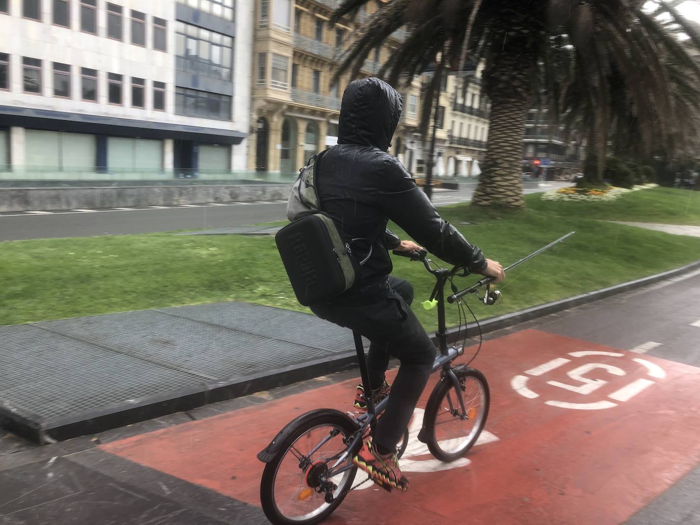 Los paraguas y los pantalones cortos son los protagonistas de esta jornada lluviosa con temperatura primaveral