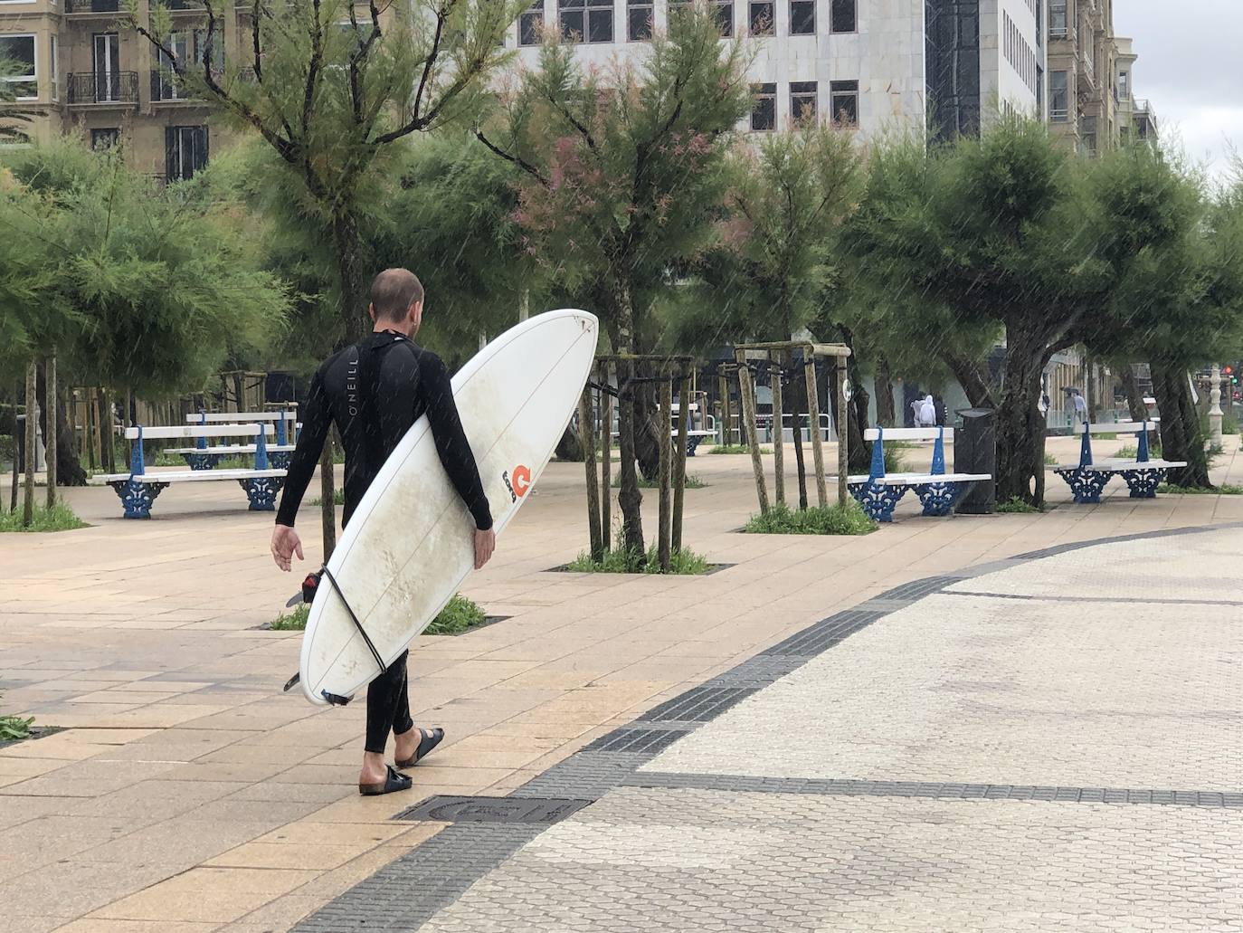 Los paraguas y los pantalones cortos son los protagonistas de esta jornada lluviosa con temperatura primaveral