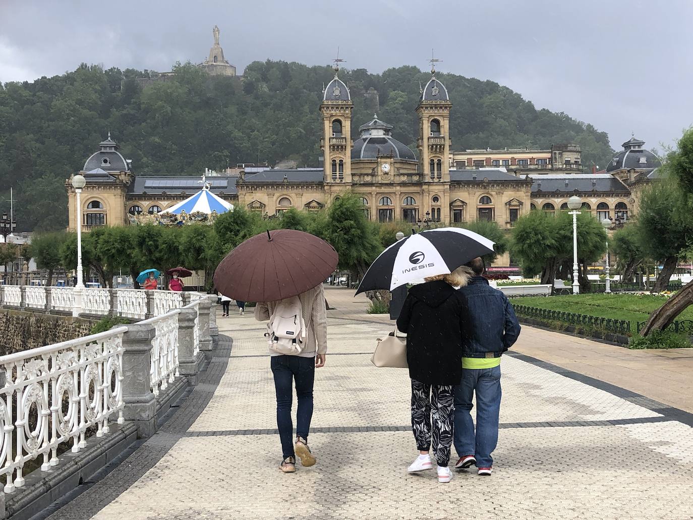 Los paraguas y los pantalones cortos son los protagonistas de esta jornada lluviosa con temperatura primaveral
