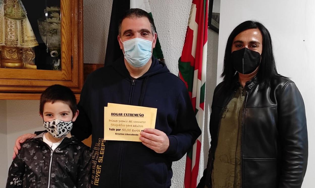 Legorburu, con el primer premio del certamen de la casa de Extremadura de Andoain. 