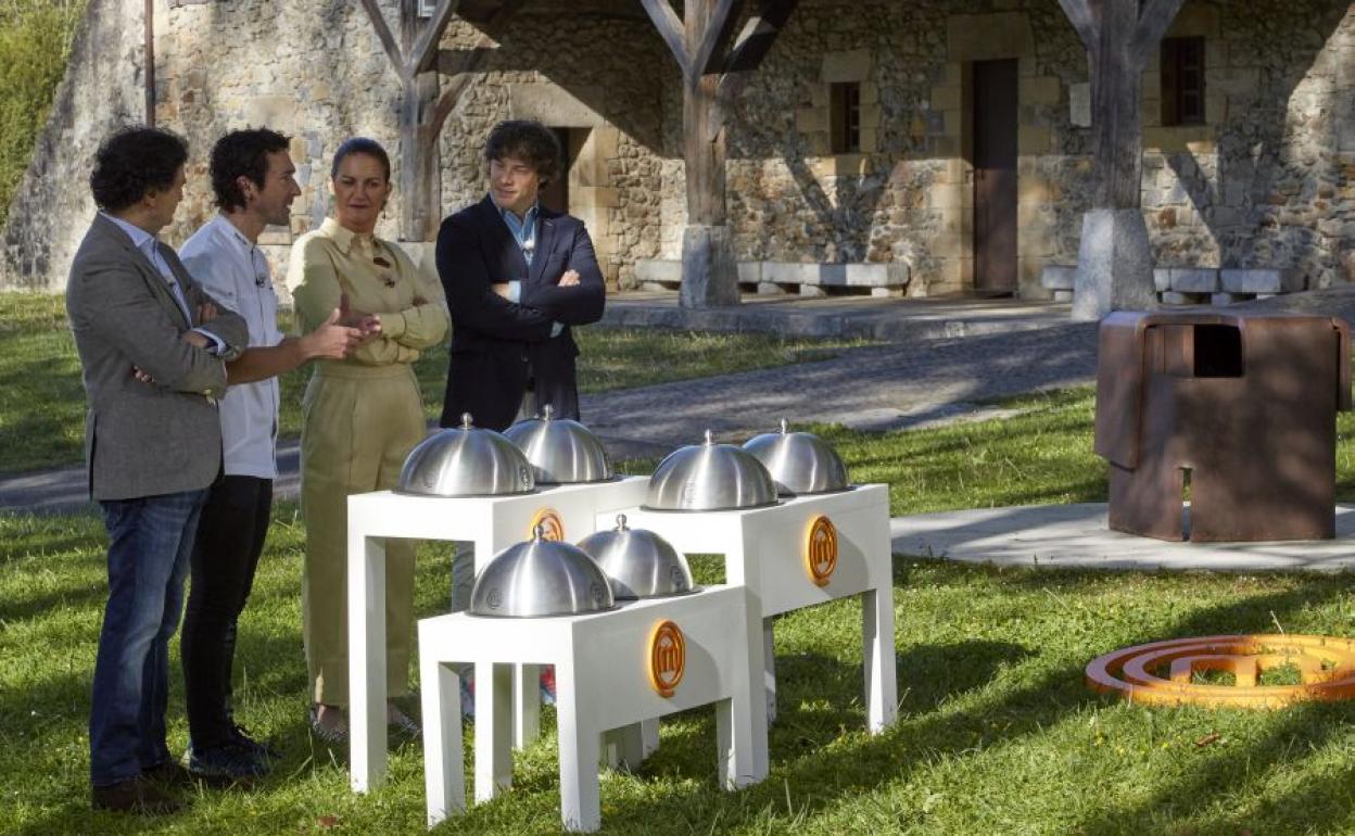 El jurado de Masterchef con el cocinero Eneko Atxa en los jardines de Chillida- leku 