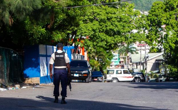 Agentes montan guardia tras el asesinato del presidente Jovenel Moise hoy, en Puerto Príncipe (Haití) 