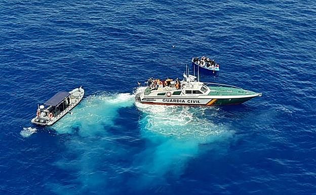 La Guardia Civil rescata una patera en la isla de Cabrera el pasado 3 de julio. 