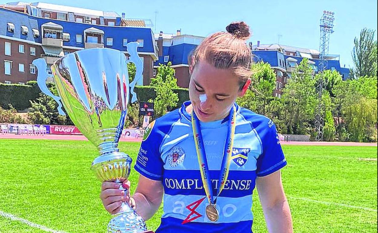 Claudia Urbizu con la copa de campeona de liga 