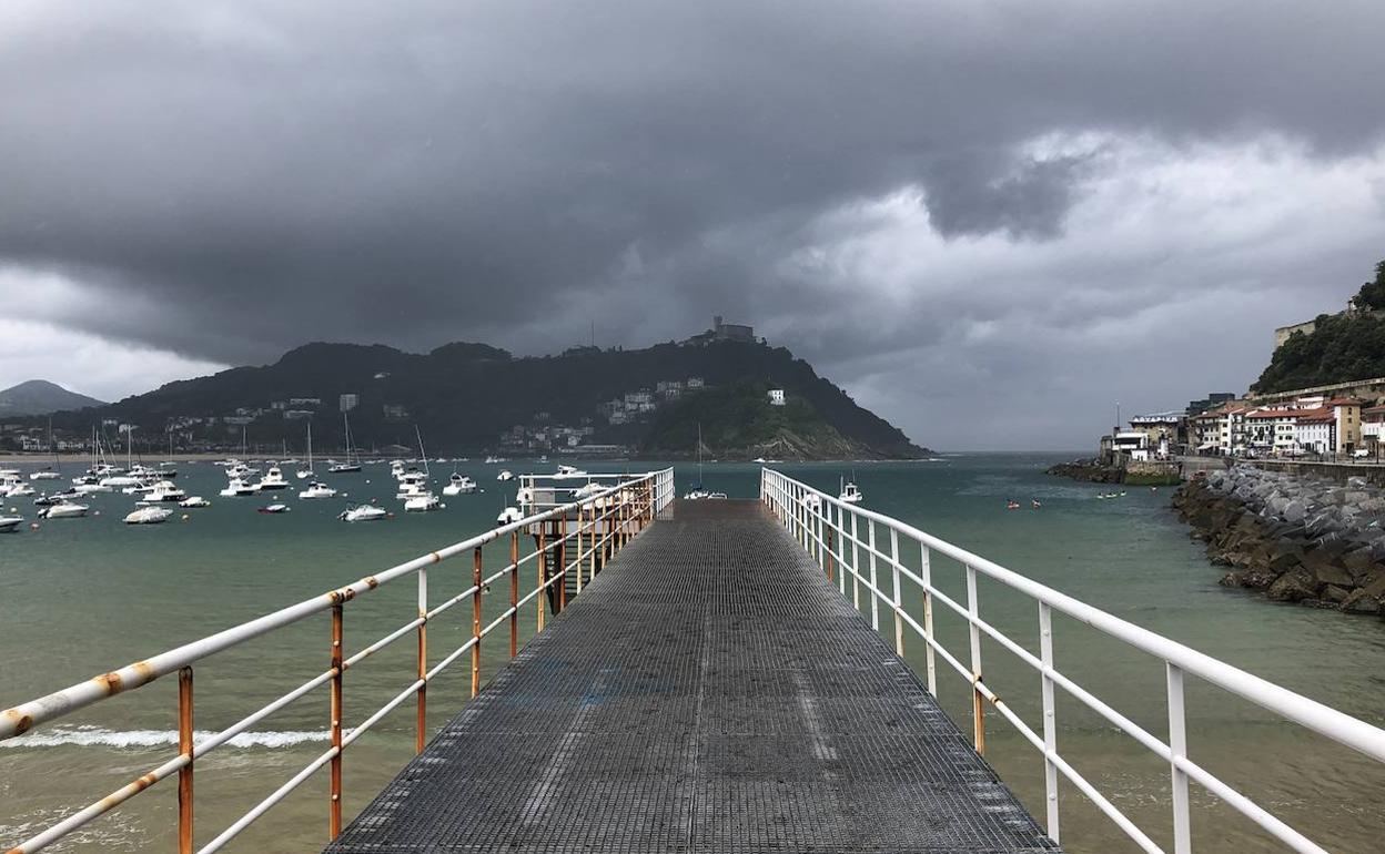 Nubes grises acechan la bahía de la Concha