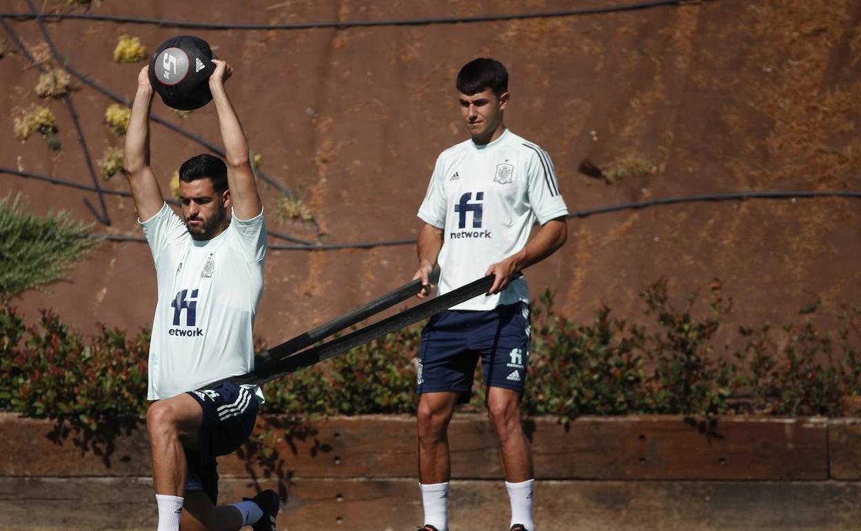 Zubimendi y Merino entrenando con la selección olímpica de fútbol.