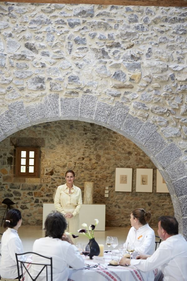 Los doce invitados en el interior del caserio Zabalaga 