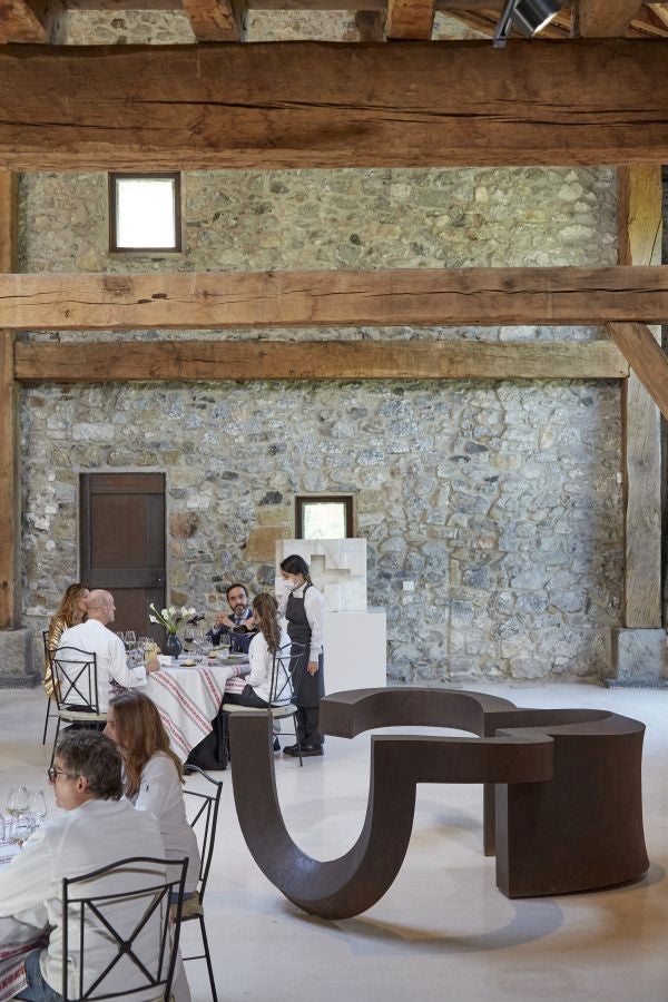 Los doce invitados en el interior del caserio Zabalaga 