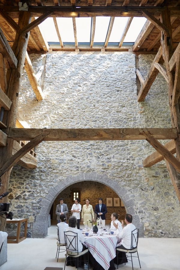 Los doce invitados en el interior del caserio Zabalaga 