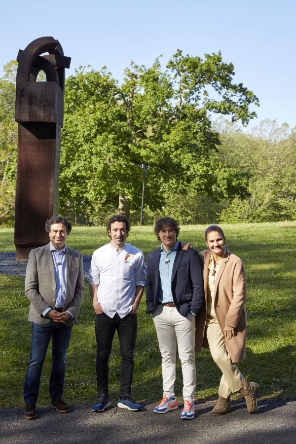 Los doce invitados en el interior del caserio Zabalaga 