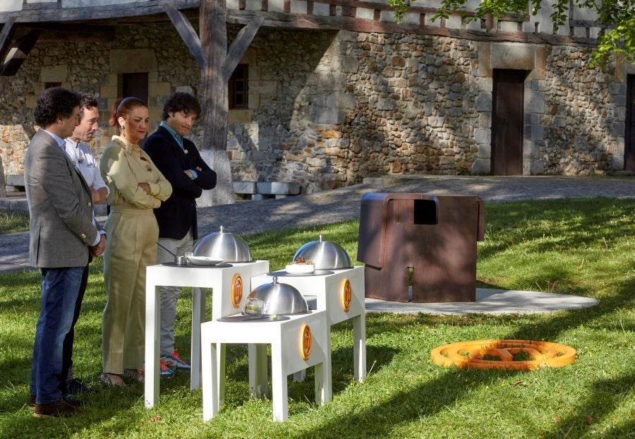 Los doce invitados en el interior del caserio Zabalaga 
