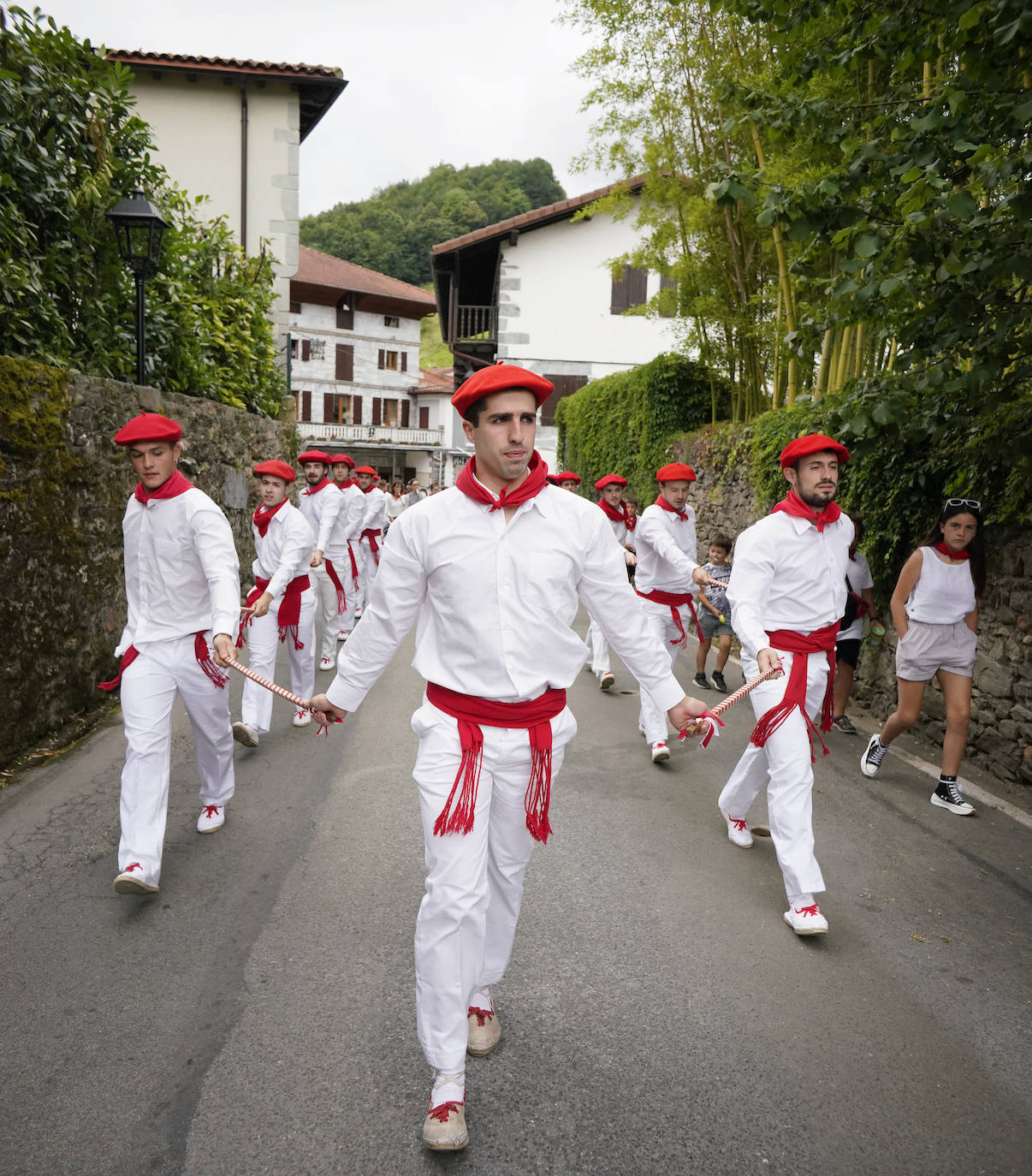 Danzaron. Lloraron. Adoraron. Extraño día el que sucede al 5 de mayo y al seis de junio. En Lesaka, San Martín de Tours cedió el altar de su iglesia al santo moreno. Chispeó y sopló del Norte en Iruñea. En Antxo, escaparates en rojo, negro y blanco