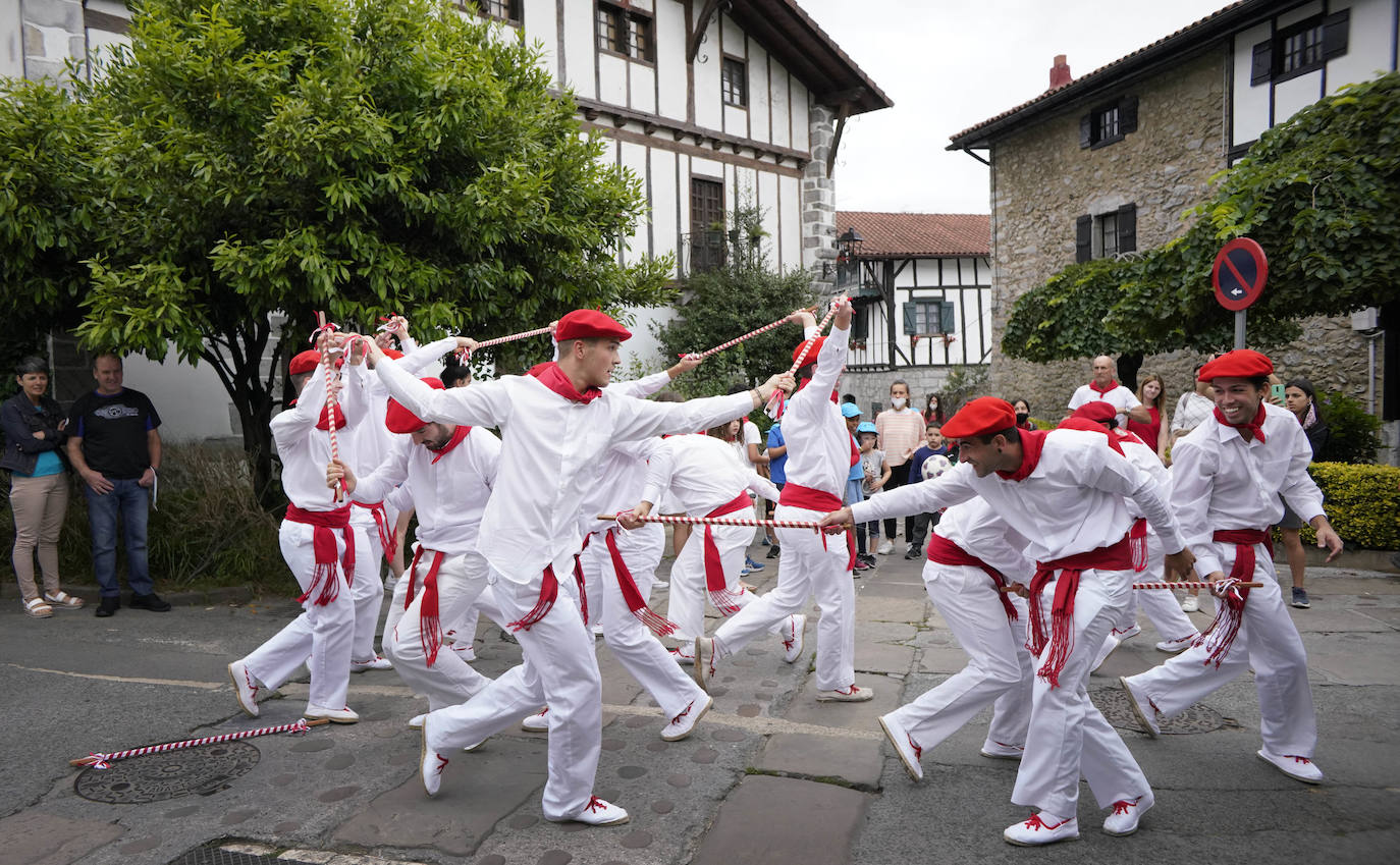 Danzaron. Lloraron. Adoraron. Extraño día el que sucede al 5 de mayo y al seis de junio. En Lesaka, San Martín de Tours cedió el altar de su iglesia al santo moreno. Chispeó y sopló del Norte en Iruñea. En Antxo, escaparates en rojo, negro y blanco