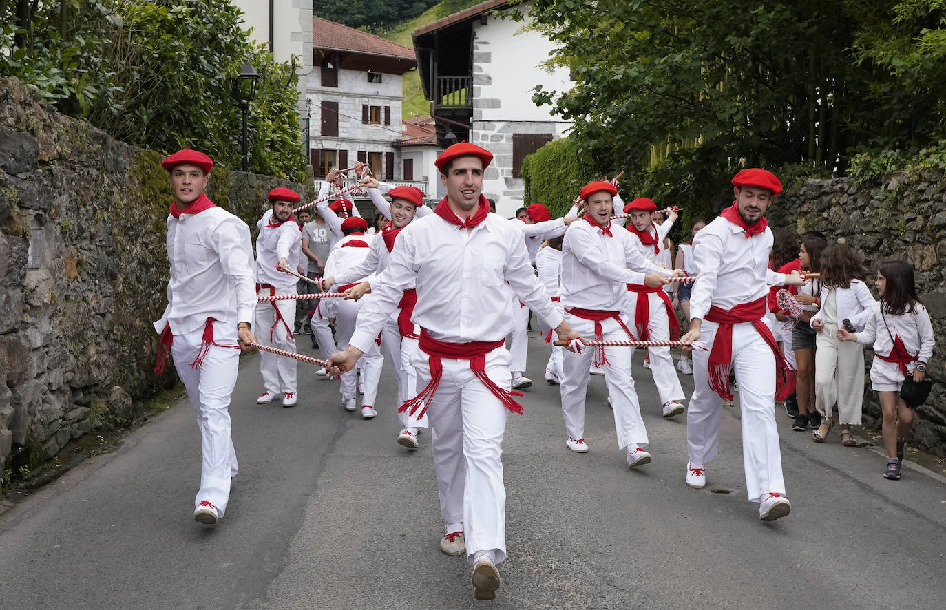 Danzaron. Lloraron. Adoraron. Extraño día el que sucede al 5 de mayo y al seis de junio. En Lesaka, San Martín de Tours cedió el altar de su iglesia al santo moreno. Chispeó y sopló del Norte en Iruñea. En Antxo, escaparates en rojo, negro y blanco