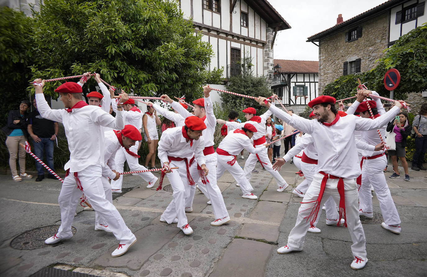 Danzaron. Lloraron. Adoraron. Extraño día el que sucede al 5 de mayo y al seis de junio. En Lesaka, San Martín de Tours cedió el altar de su iglesia al santo moreno. Chispeó y sopló del Norte en Iruñea. En Antxo, escaparates en rojo, negro y blanco