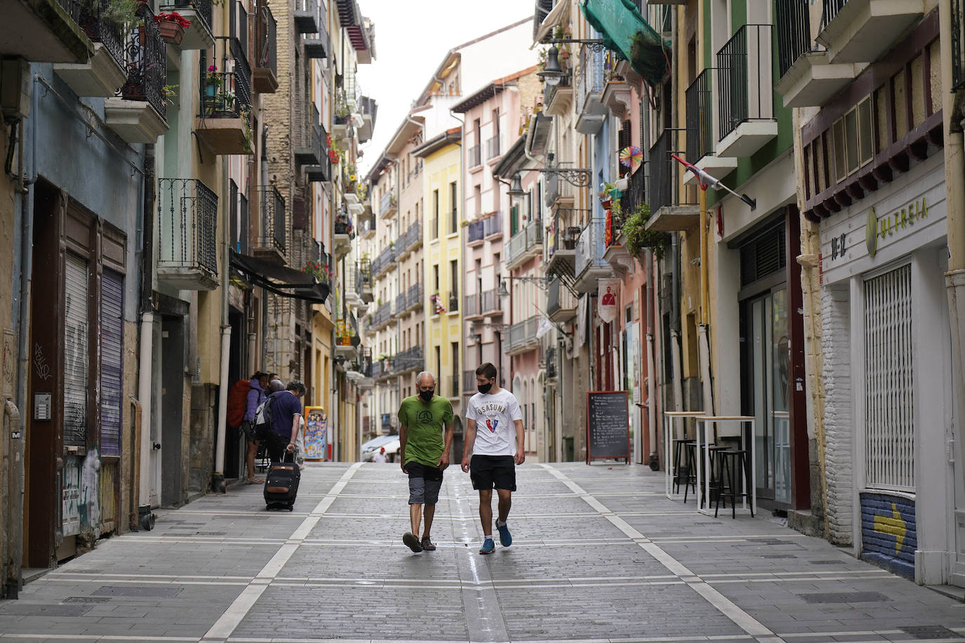 Danzaron. Lloraron. Adoraron. Extraño día el que sucede al 5 de mayo y al seis de junio. En Lesaka, San Martín de Tours cedió el altar de su iglesia al santo moreno. Chispeó y sopló del Norte en Iruñea. En Antxo, escaparates en rojo, negro y blanco