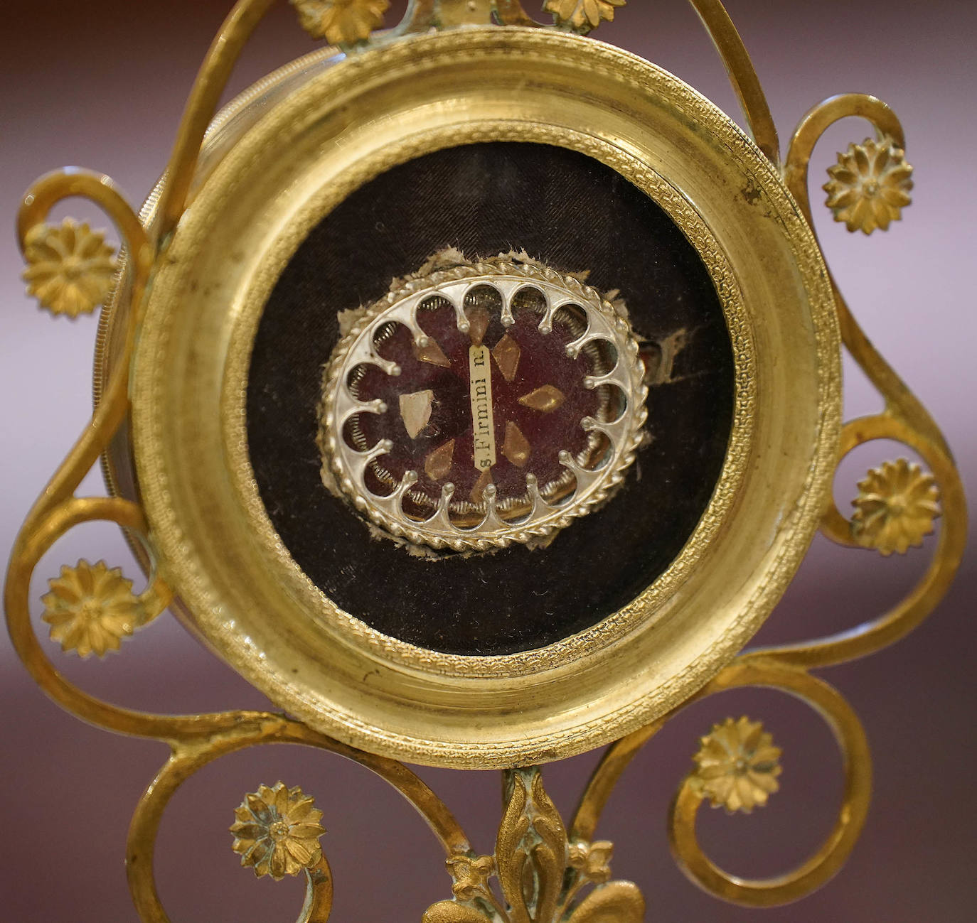 Danzaron. Lloraron. Adoraron. Extraño día el que sucede al 5 de mayo y al seis de junio. En Lesaka, San Martín de Tours cedió el altar de su iglesia al santo moreno. Chispeó y sopló del Norte en Iruñea. En Antxo, escaparates en rojo, negro y blanco