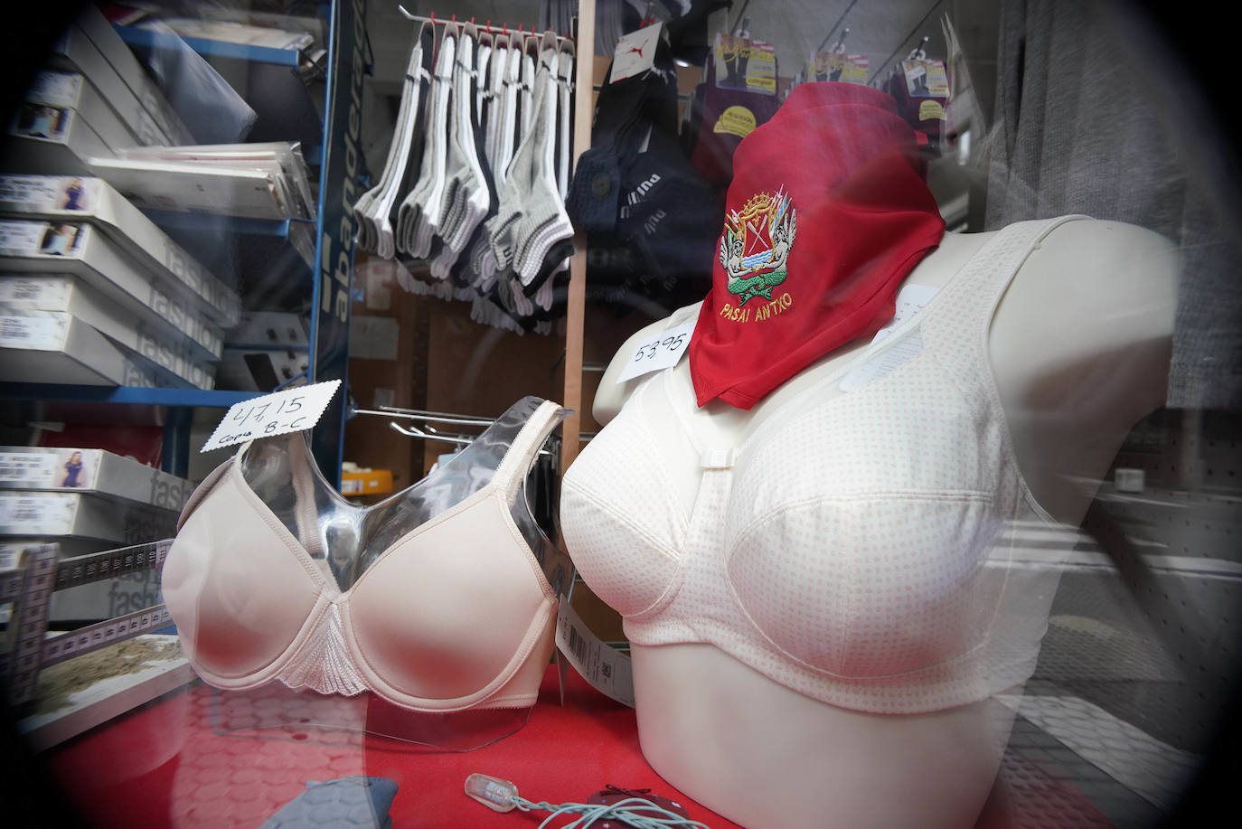 Danzaron. Lloraron. Adoraron. Extraño día el que sucede al 5 de mayo y al seis de junio. En Lesaka, San Martín de Tours cedió el altar de su iglesia al santo moreno. Chispeó y sopló del Norte en Iruñea. En Antxo, escaparates en rojo, negro y blanco