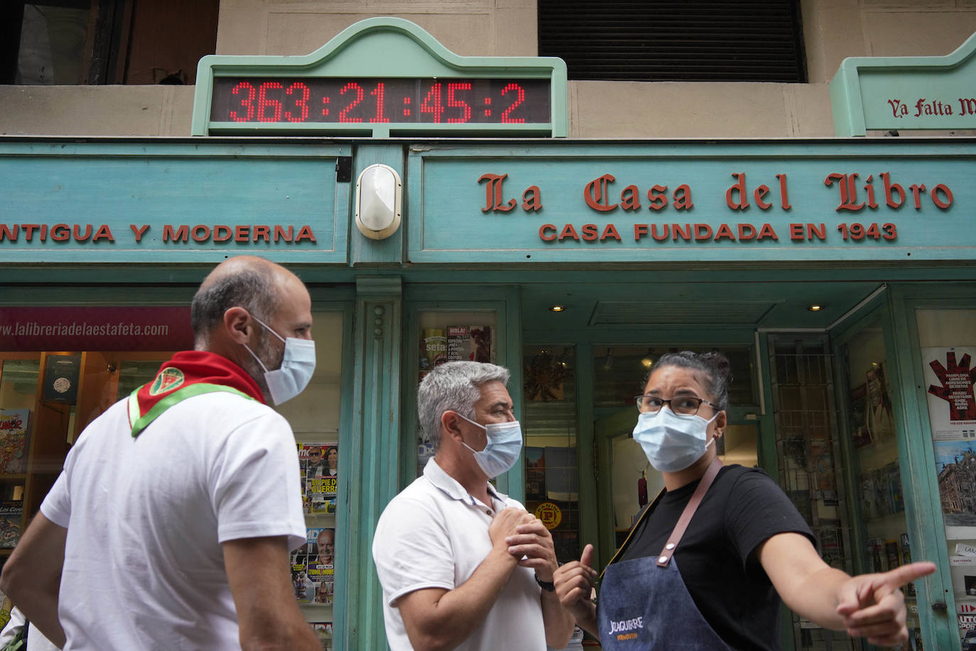 Danzaron. Lloraron. Adoraron. Extraño día el que sucede al 5 de mayo y al seis de junio. En Lesaka, San Martín de Tours cedió el altar de su iglesia al santo moreno. Chispeó y sopló del Norte en Iruñea. En Antxo, escaparates en rojo, negro y blanco