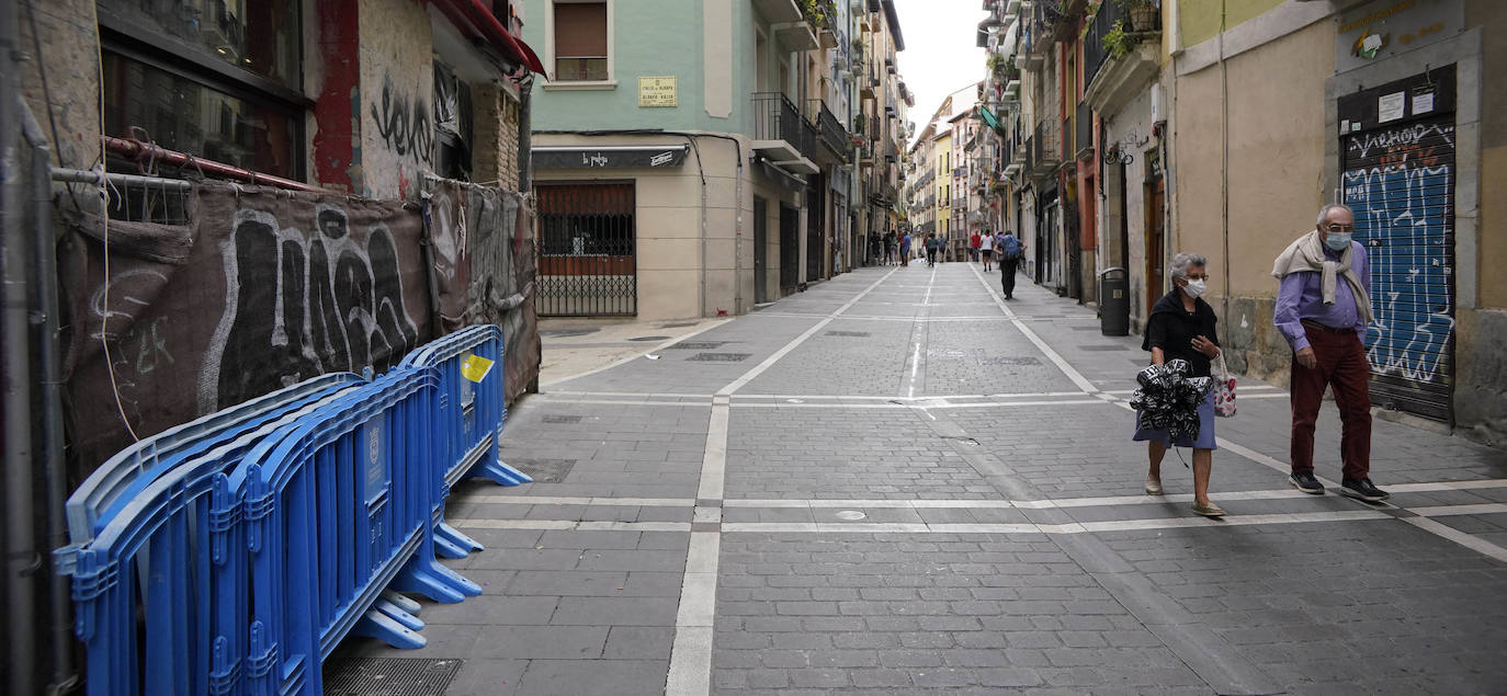 Danzaron. Lloraron. Adoraron. Extraño día el que sucede al 5 de mayo y al seis de junio. En Lesaka, San Martín de Tours cedió el altar de su iglesia al santo moreno. Chispeó y sopló del Norte en Iruñea. En Antxo, escaparates en rojo, negro y blanco