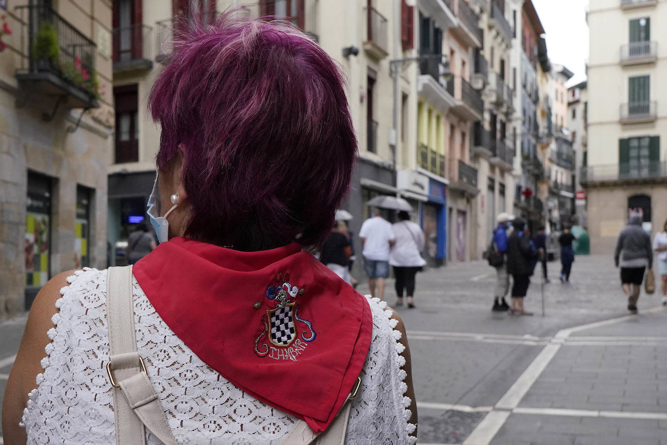 Danzaron. Lloraron. Adoraron. Extraño día el que sucede al 5 de mayo y al seis de junio. En Lesaka, San Martín de Tours cedió el altar de su iglesia al santo moreno. Chispeó y sopló del Norte en Iruñea. En Antxo, escaparates en rojo, negro y blanco