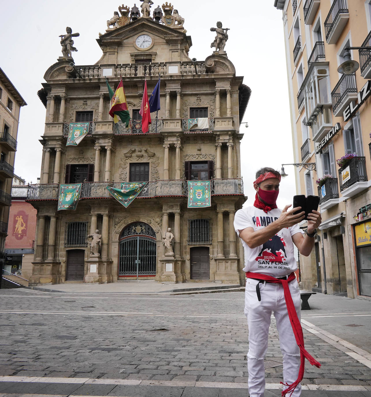 Danzaron. Lloraron. Adoraron. Extraño día el que sucede al 5 de mayo y al seis de junio. En Lesaka, San Martín de Tours cedió el altar de su iglesia al santo moreno. Chispeó y sopló del Norte en Iruñea. En Antxo, escaparates en rojo, negro y blanco