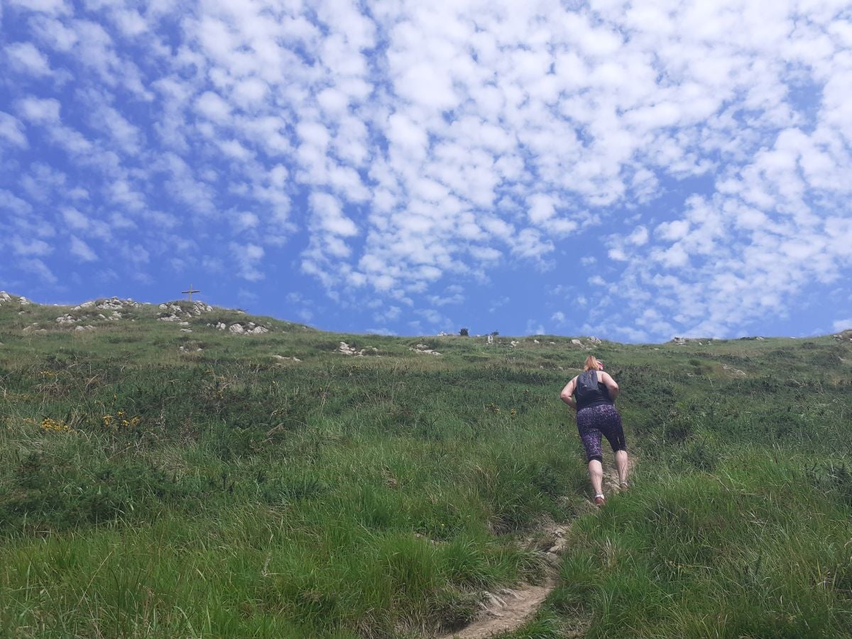 Esta sencilla cima, presidida por una cruz y que cuenta con dos buzones, nos sorprende con su preciosas vistar al Cantábrico