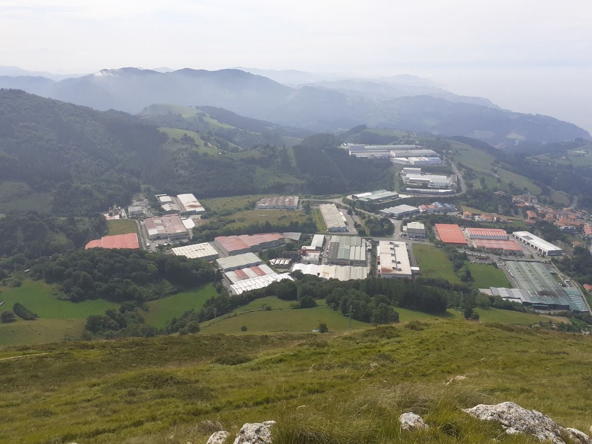 Esta sencilla cima, presidida por una cruz y que cuenta con dos buzones, nos sorprende con su preciosas vistar al Cantábrico