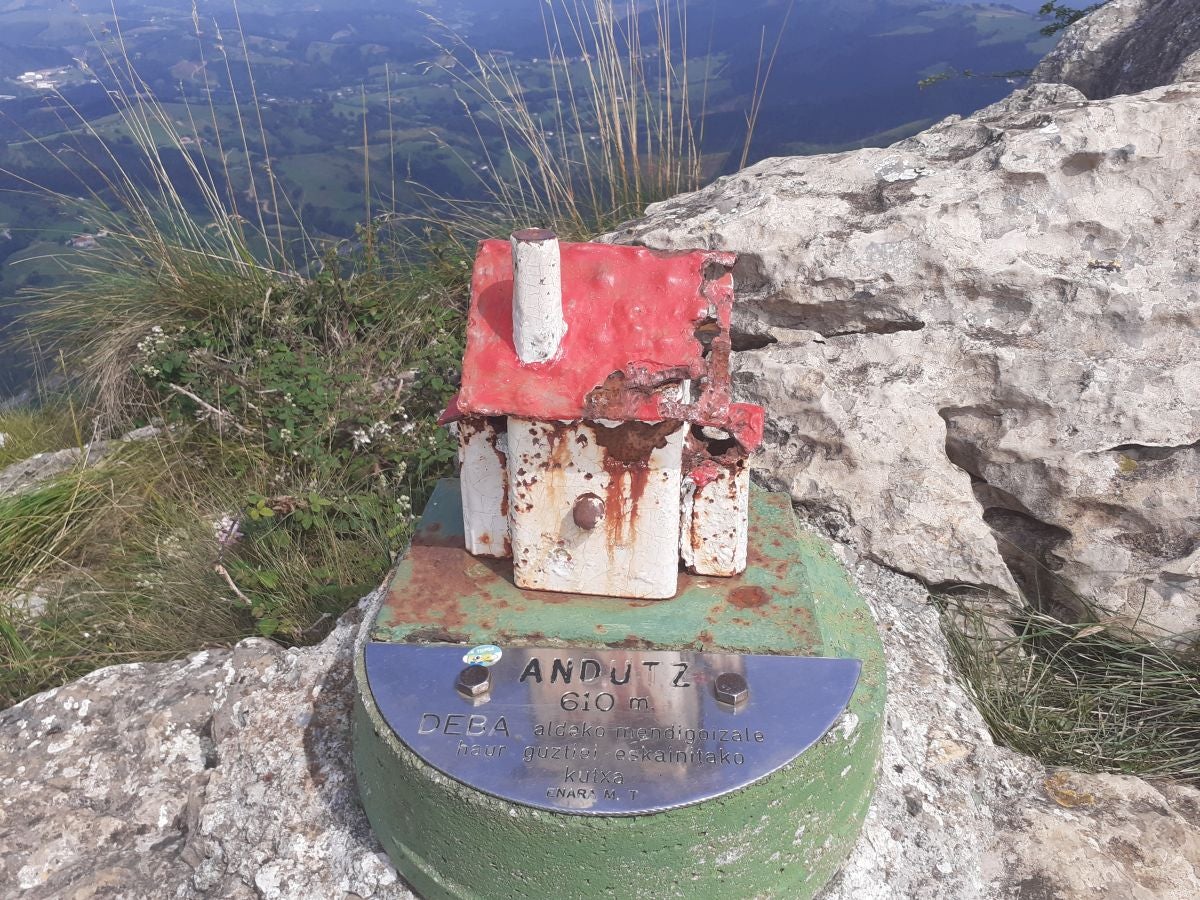 Esta sencilla cima, presidida por una cruz y que cuenta con dos buzones, nos sorprende con su preciosas vistar al Cantábrico