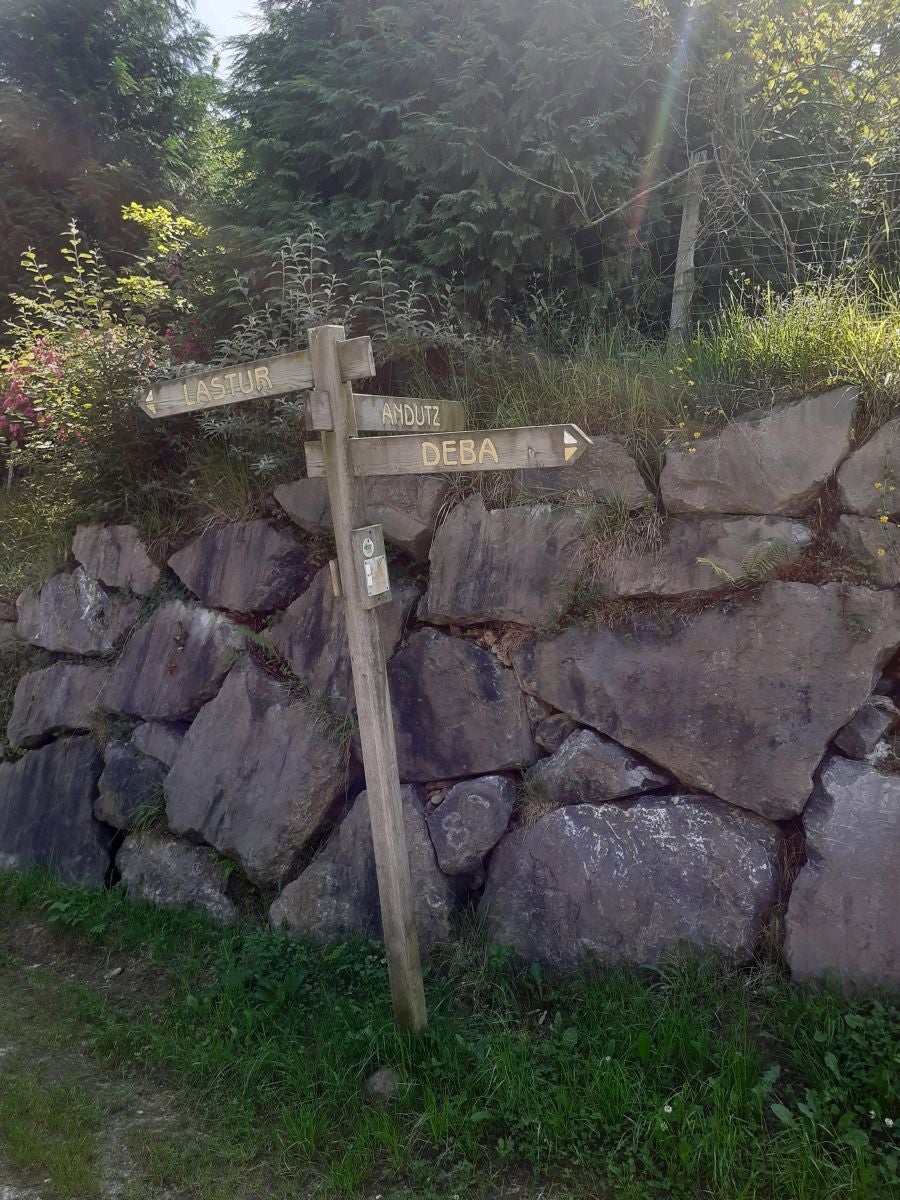 Esta sencilla cima, presidida por una cruz y que cuenta con dos buzones, nos sorprende con su preciosas vistar al Cantábrico