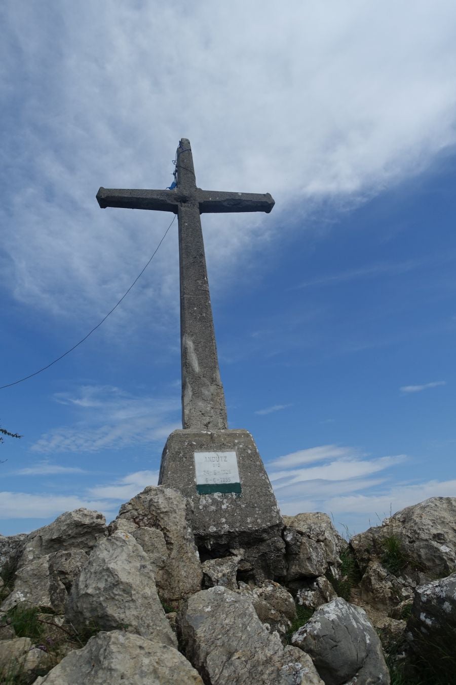 Esta sencilla cima, presidida por una cruz y que cuenta con dos buzones, nos sorprende con su preciosas vistar al Cantábrico