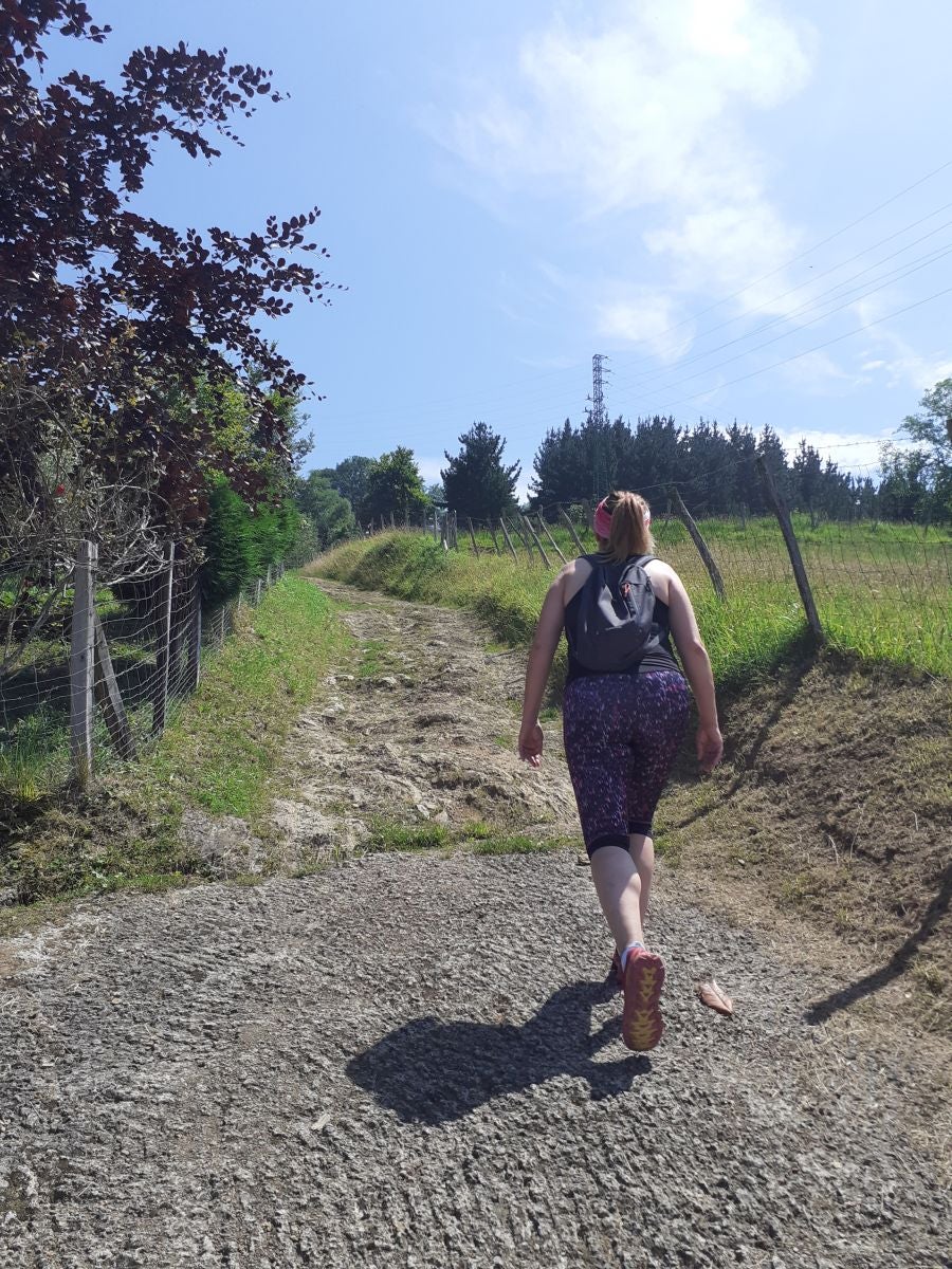 Esta sencilla cima, presidida por una cruz y que cuenta con dos buzones, nos sorprende con su preciosas vistar al Cantábrico