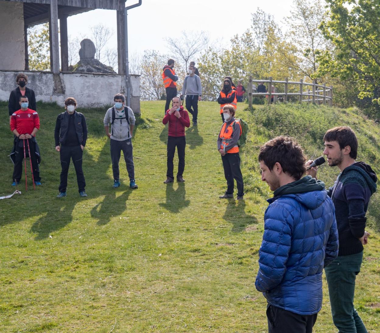 Los miembros de la Escuela de Bertsolaris Hankamotsak toman parte en la Semana de Audiovisuales.