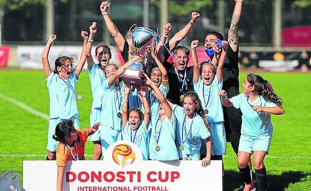 Las jugadoras del Futfem, emocionadas.