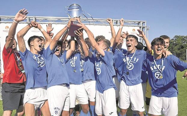 Los jugadores y los técnicos del Set11 festejan el título en Zubieta.