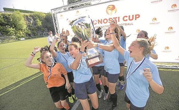 Otra de las copas logradas por el FutfFem.