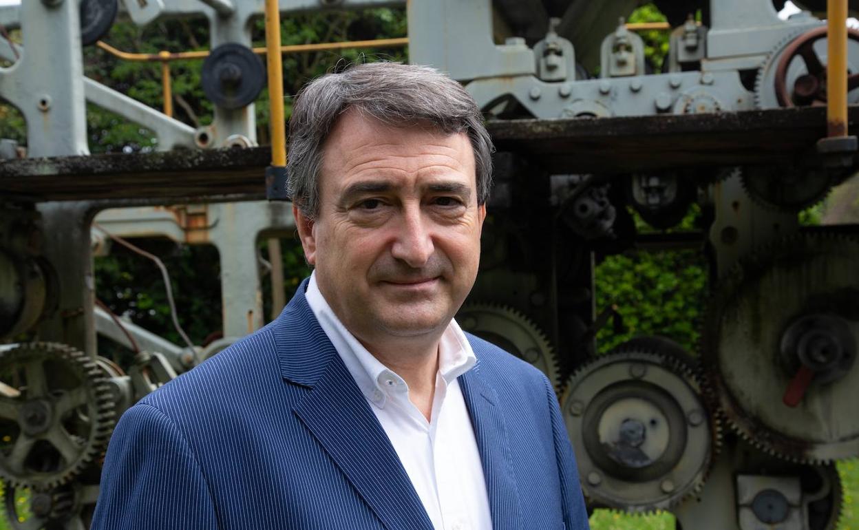 «Jugué de joven al rugby y es más limpio que la política»