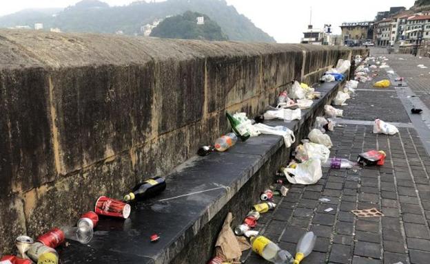 Restos tras una noche de botelleón en el muele de Donostia.