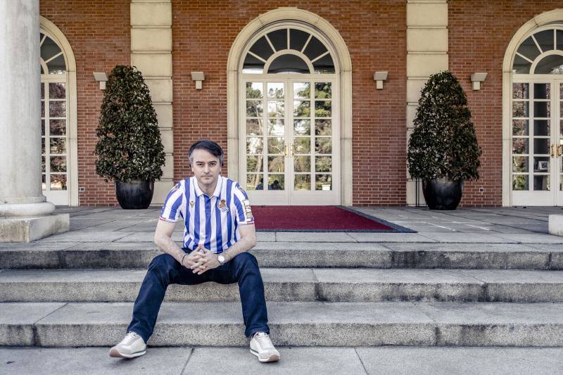 El donostiarra Iván Redondo, en las escaleras de La Moncloa. 