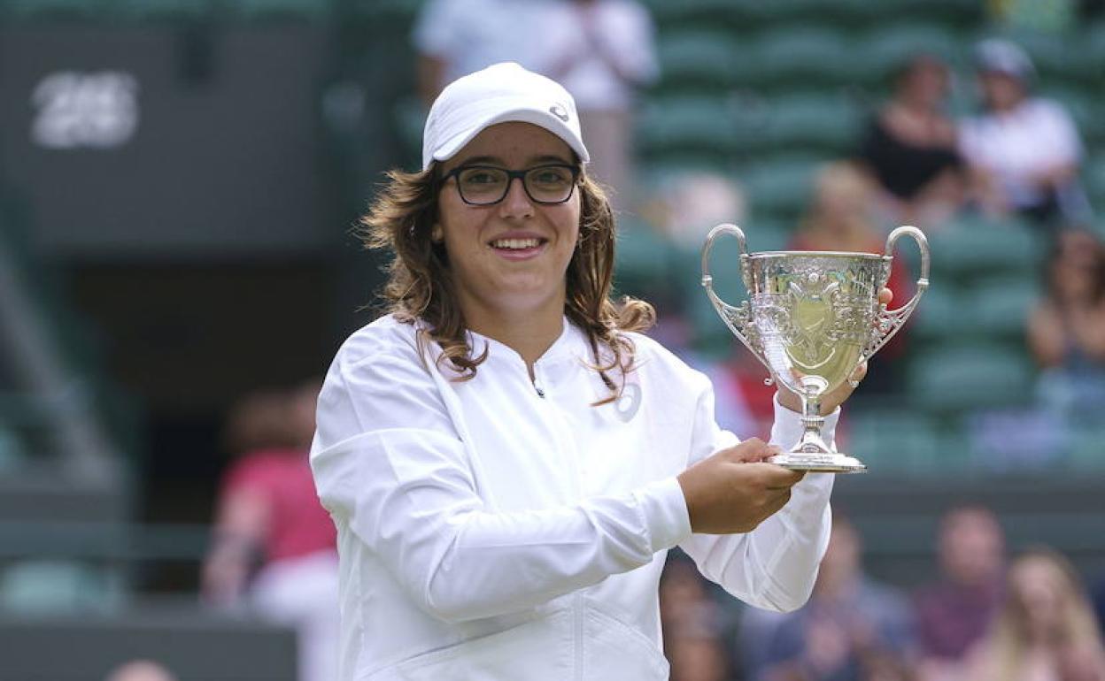 Ane Mintegi, con la copa de campeona junior de Wimbledon.