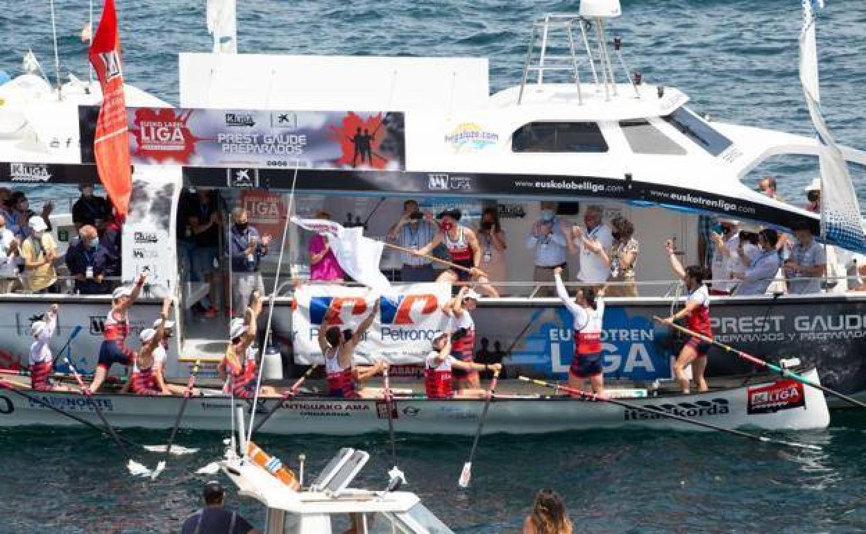 Los remeros de Ondarroa celebran la victoria cosechada. 