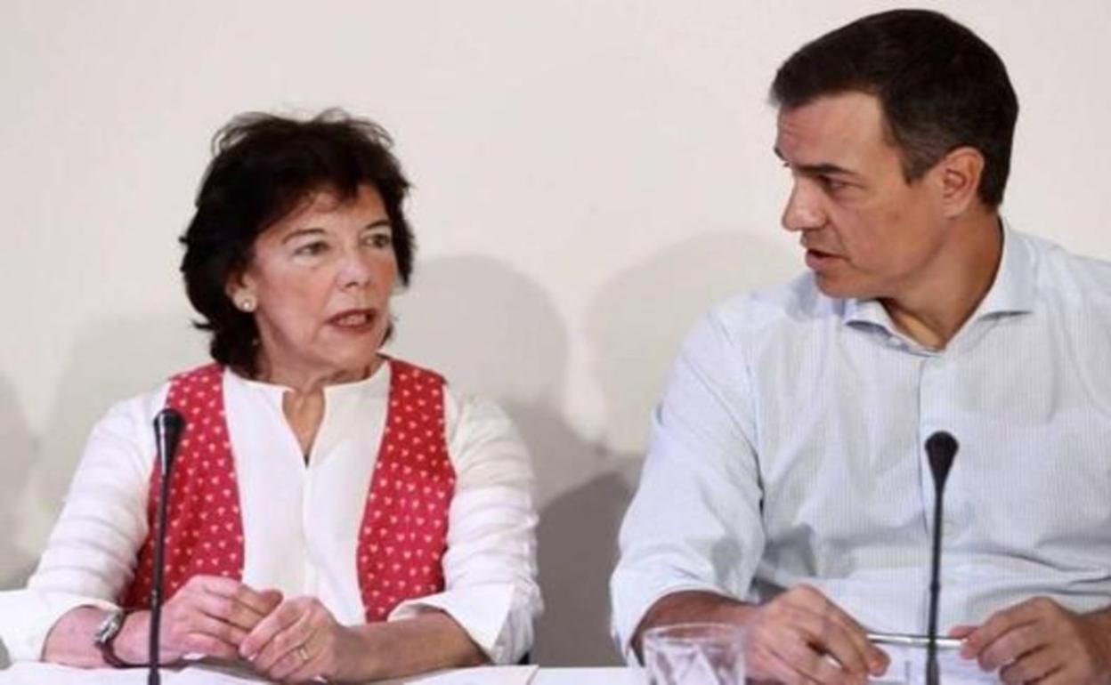 Isabel Celaá conversa con Pedro Sánchez.