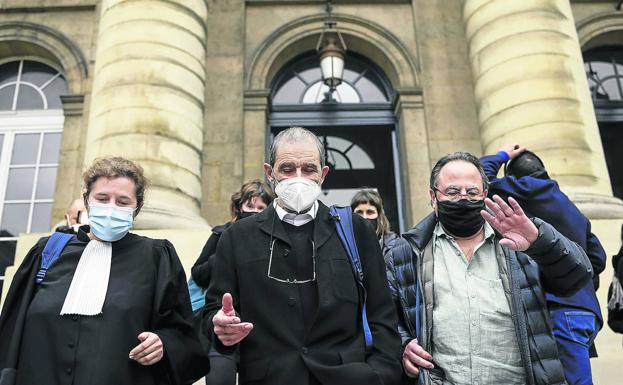 Urrutikoetxea abandona la sala del Palacio de Justicia de París donde se pospuso la decisión.