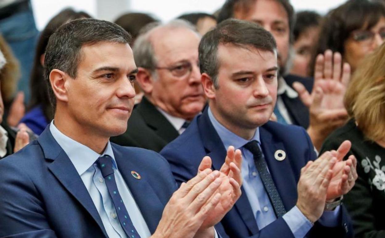 El presidente Sánchez y su exjefe de gabinete, Iván Redondo, en un acto oficial. 