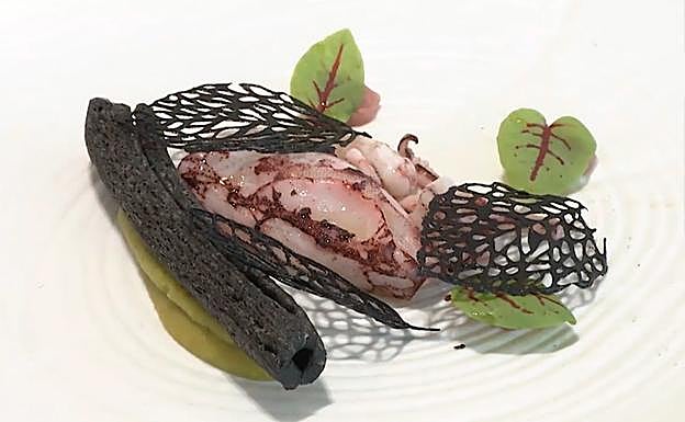 Receta de chipirón asado con pimiento y cebolla y leño de hojaldre de Pedro Subijana