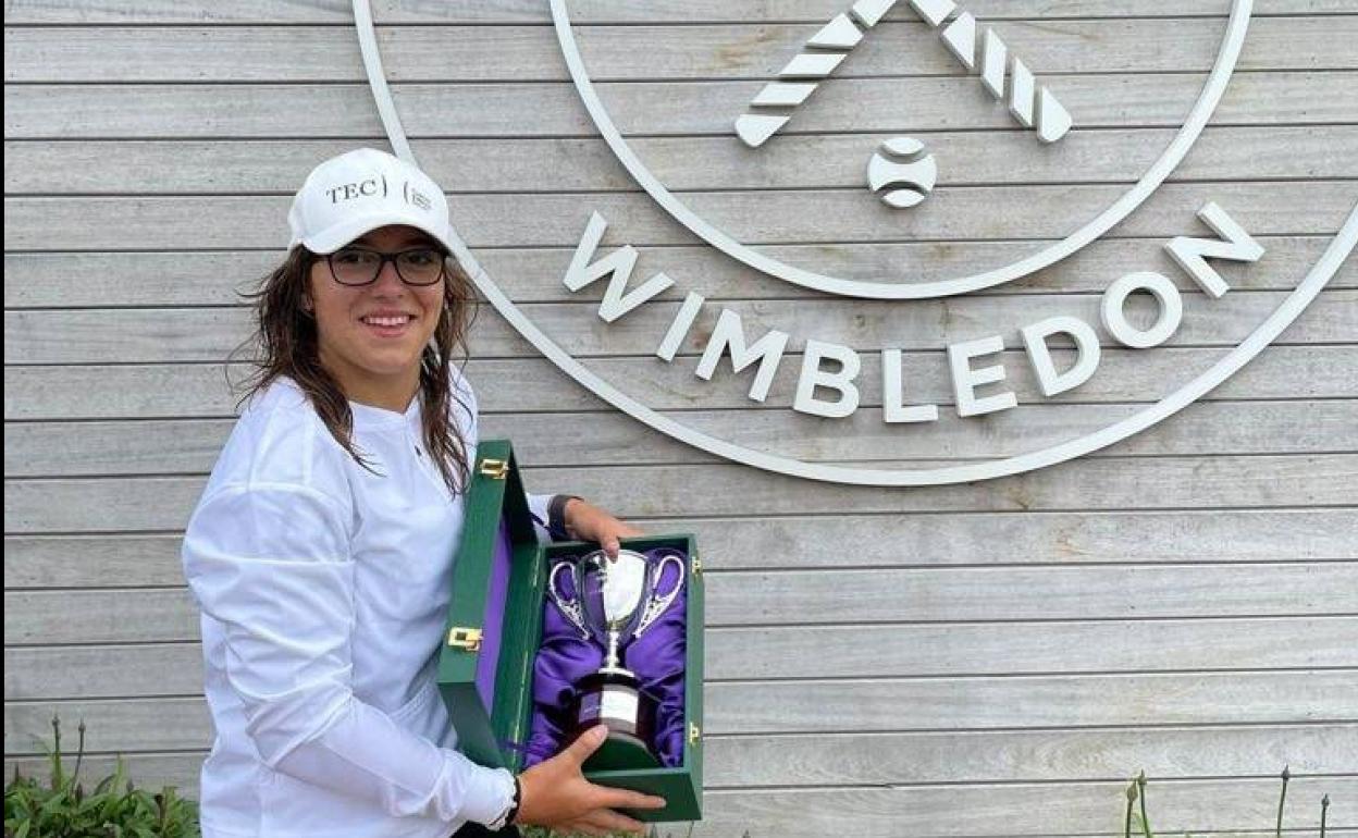 Ane Mintegi posa junto a su trofeo de campeona de Wimbledon Junior