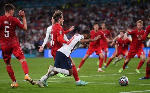 Sterling cayó y Danny Makkelie señaló penalti. 